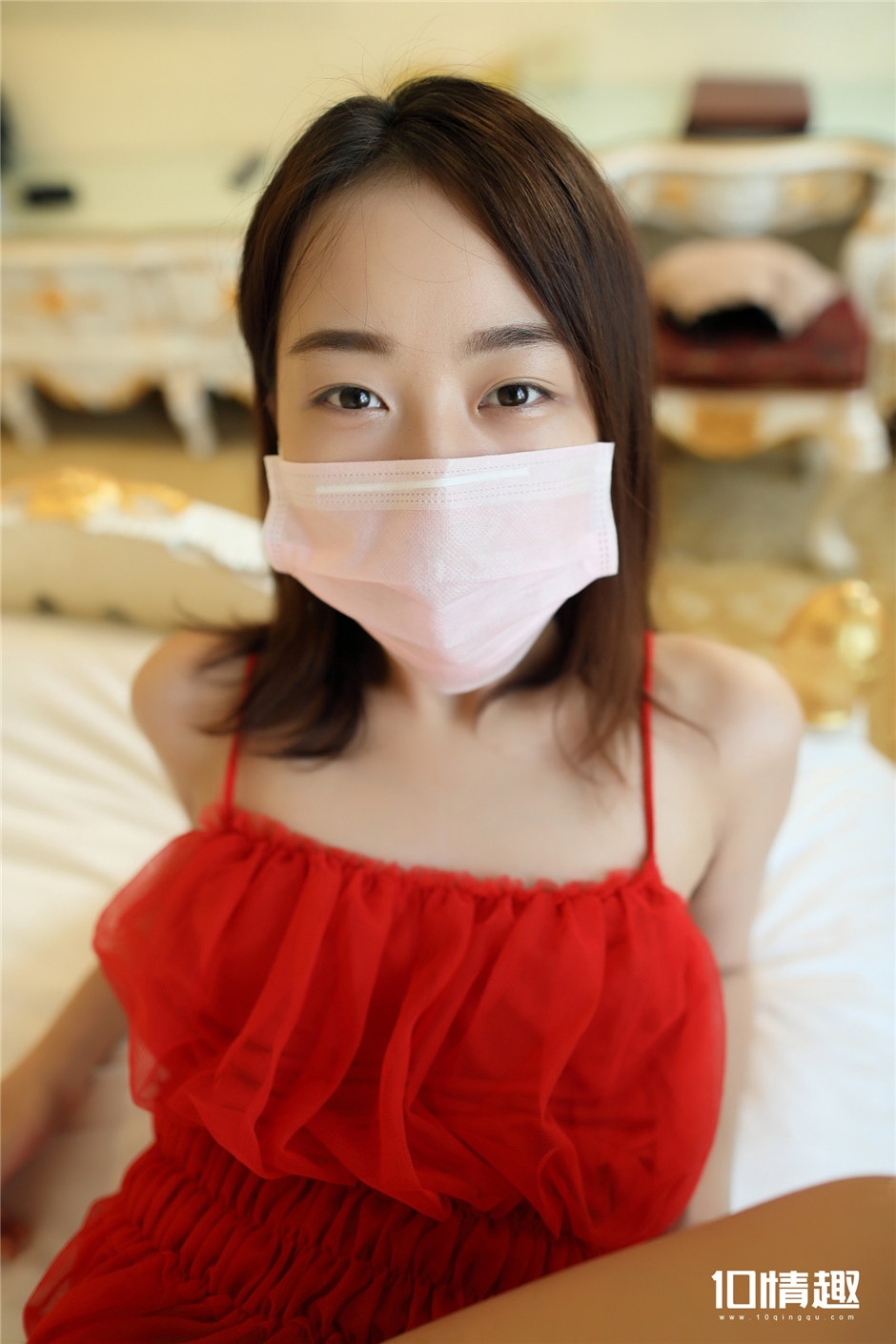 脱黑色蕾丝内裤口罩妹两腿之间露小p缝人体艺术写真