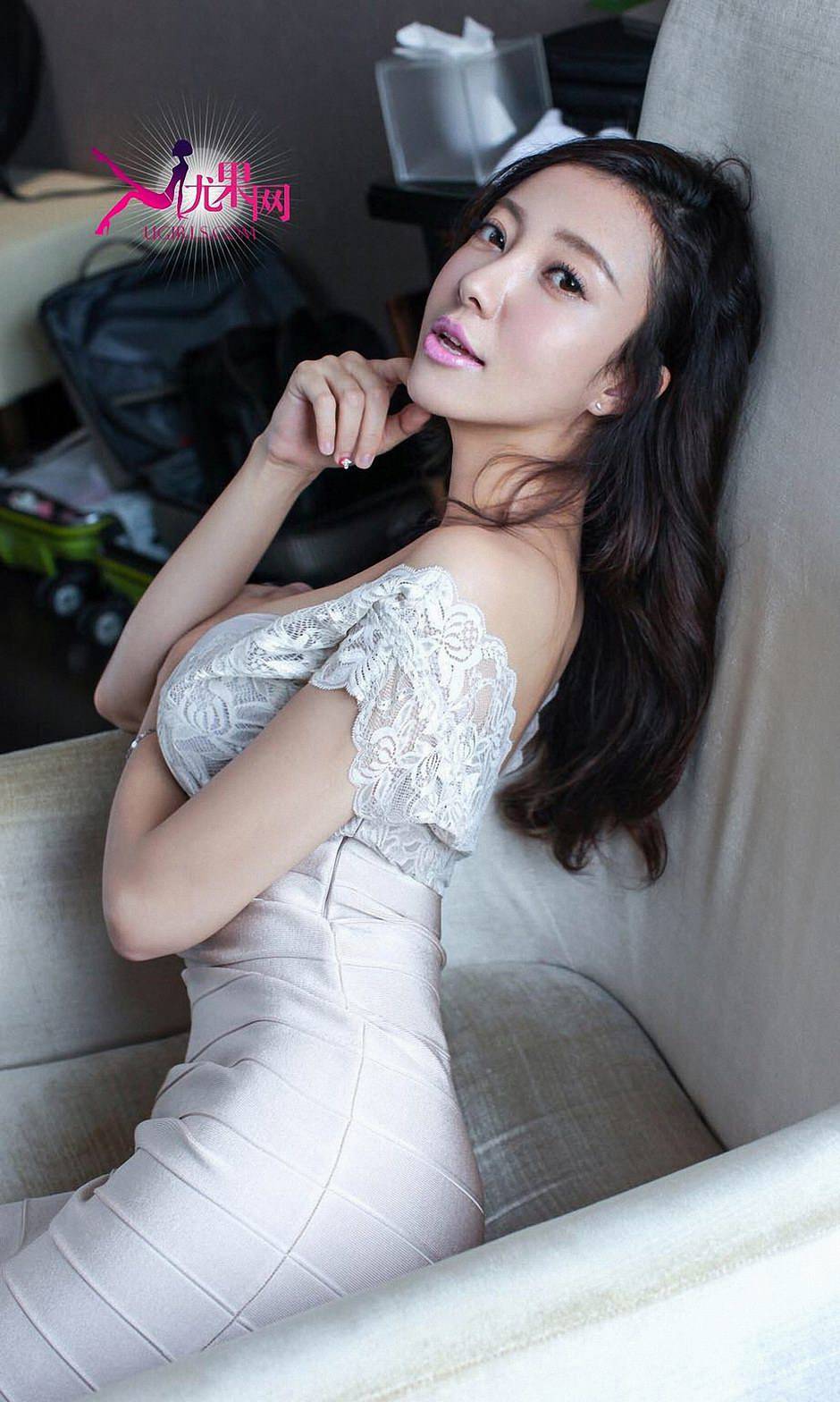 嫩模松果儿火辣性感人体艺术写真