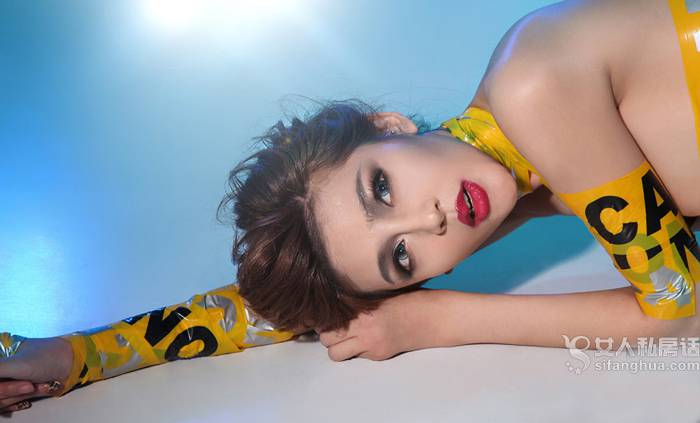 欧美美女黄色警戒带时尚人体艺术图片