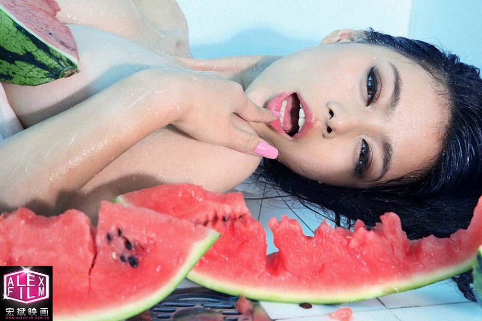 宅男女神李沙沙西瓜诱惑超大胆人体艺术图片