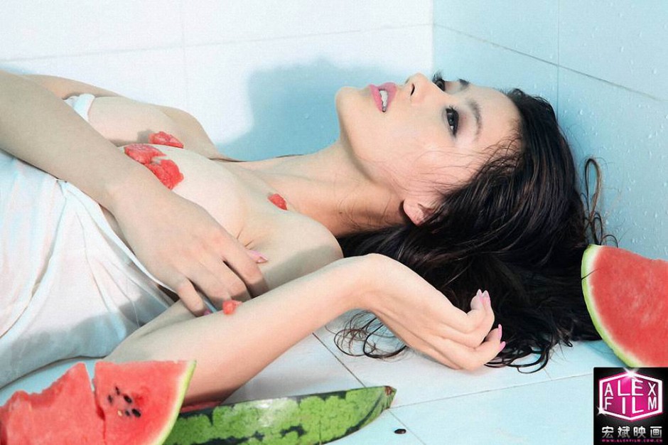 宅男女神李沙沙西瓜诱惑超大胆人体艺术图片