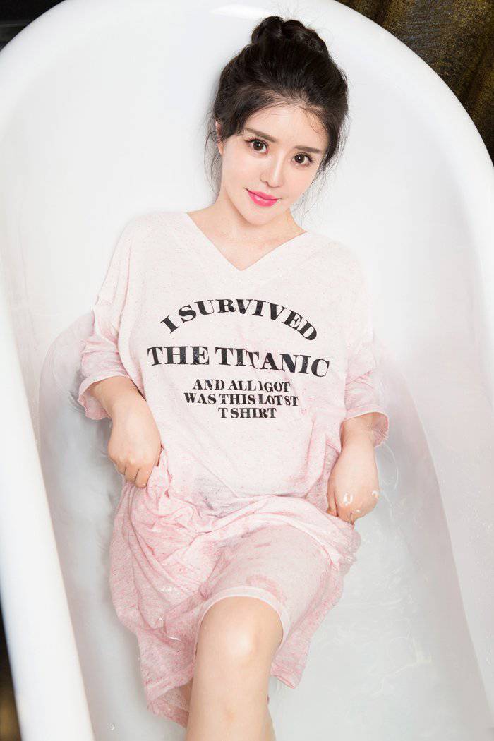 新晋模特霓梓心浴缸泡澡性感人体艺术图