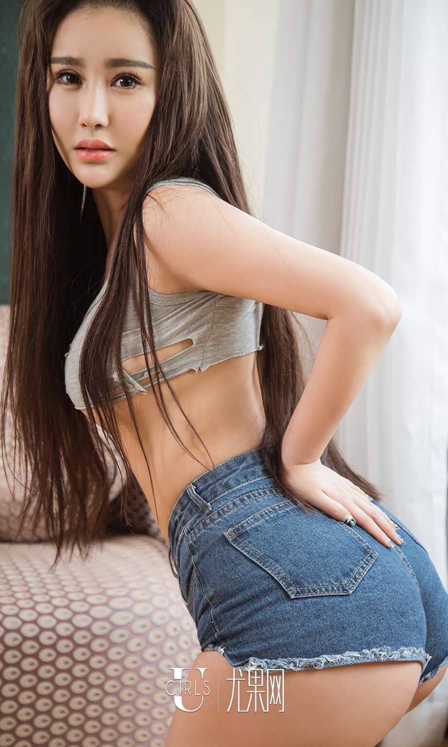 S型身材的极品美女雷雷私房人体艺术写真