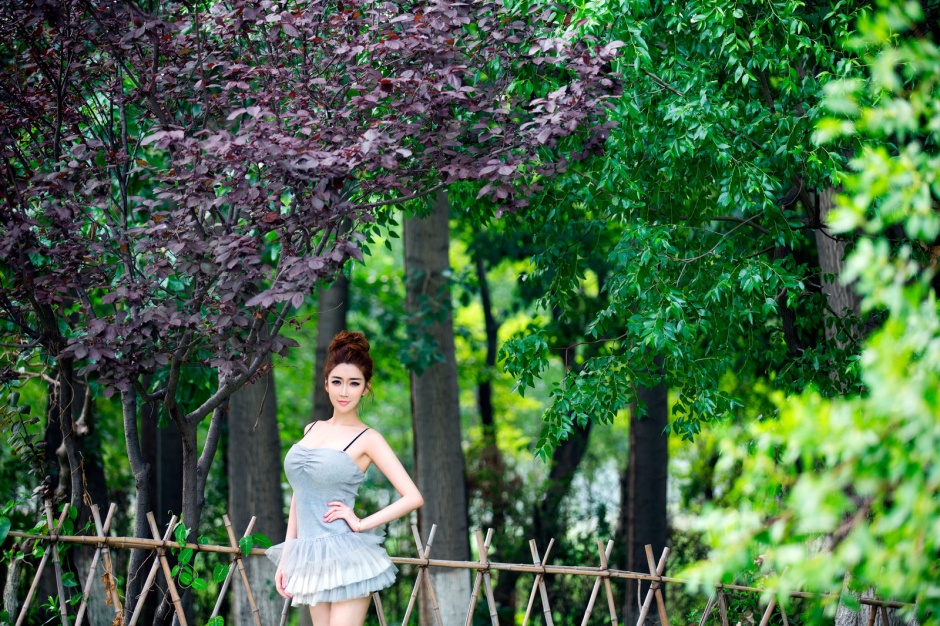 长发大眼美女陆瓷人体艺术写真图片