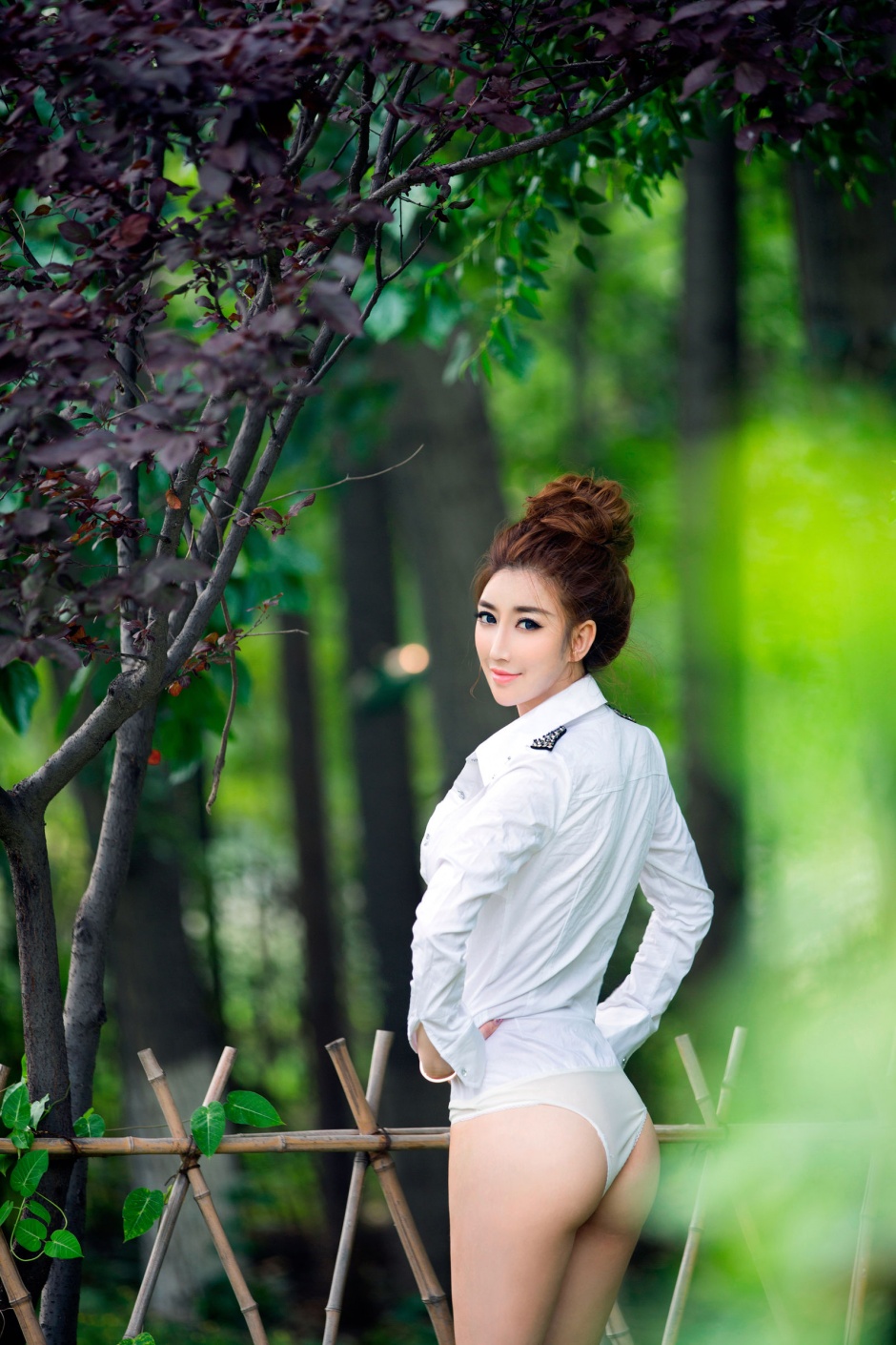 长发大眼美女陆瓷人体艺术写真图片