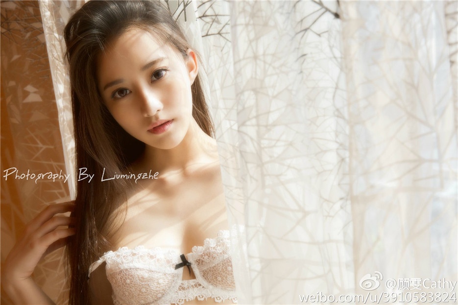 学院气质女神顾雯纯白内衣唯美私房照