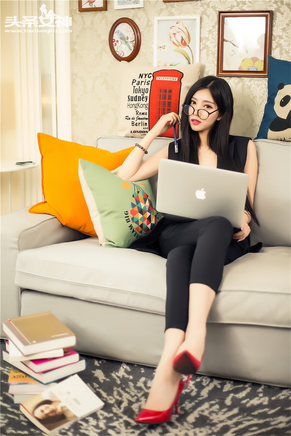 妩媚女秘书长腿黑丝诱惑人体写真