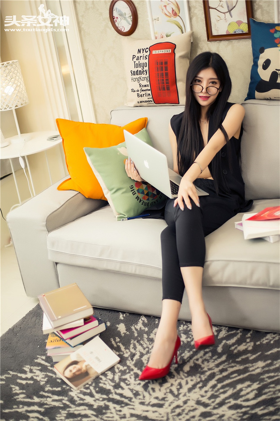 妩媚女秘书长腿黑丝诱惑人体写真