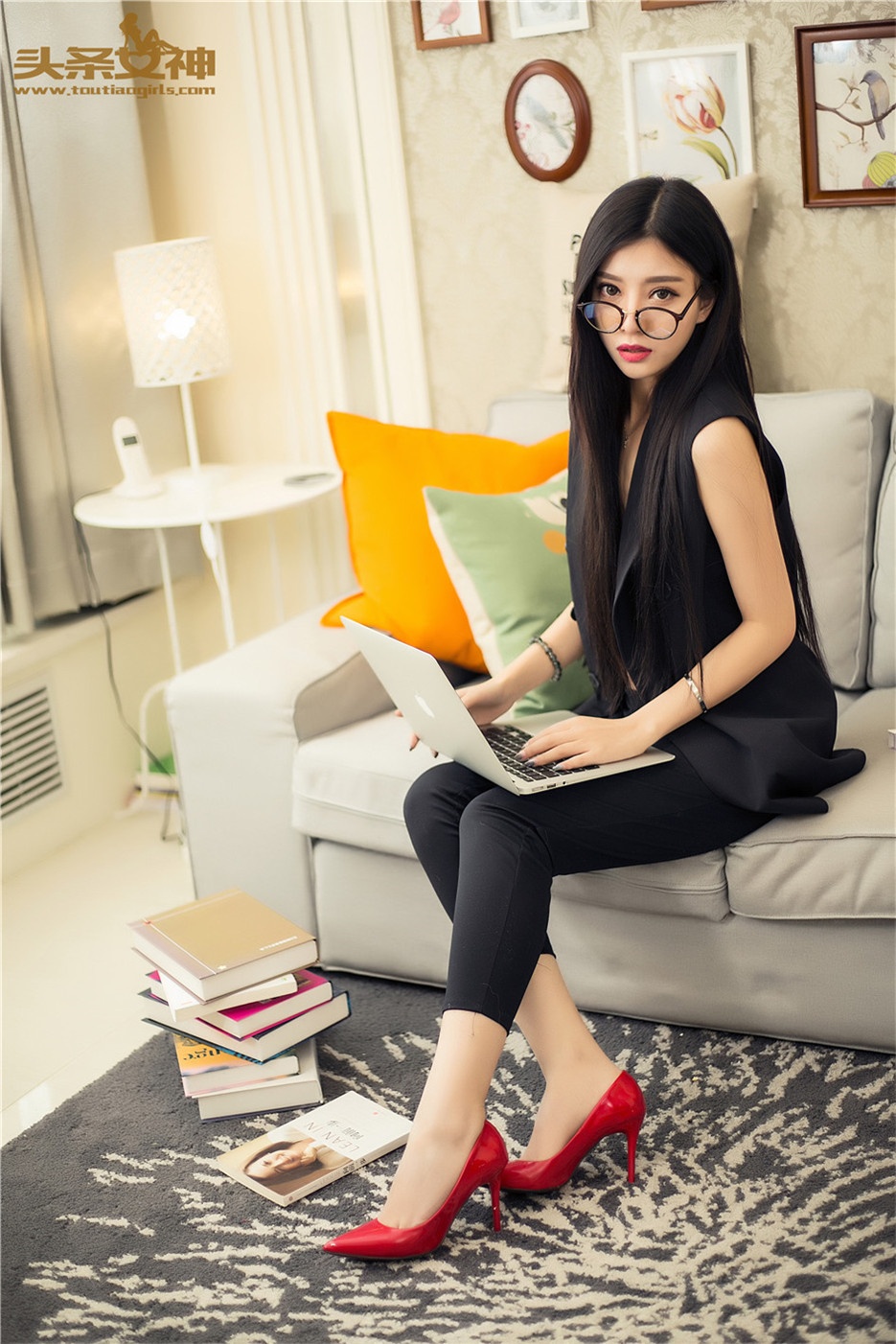 妩媚女秘书长腿黑丝诱惑人体写真