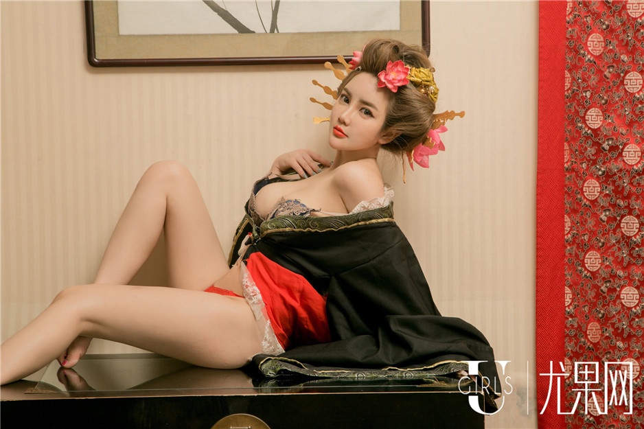 90后性感丰满女神温鈊怡最新人体写真