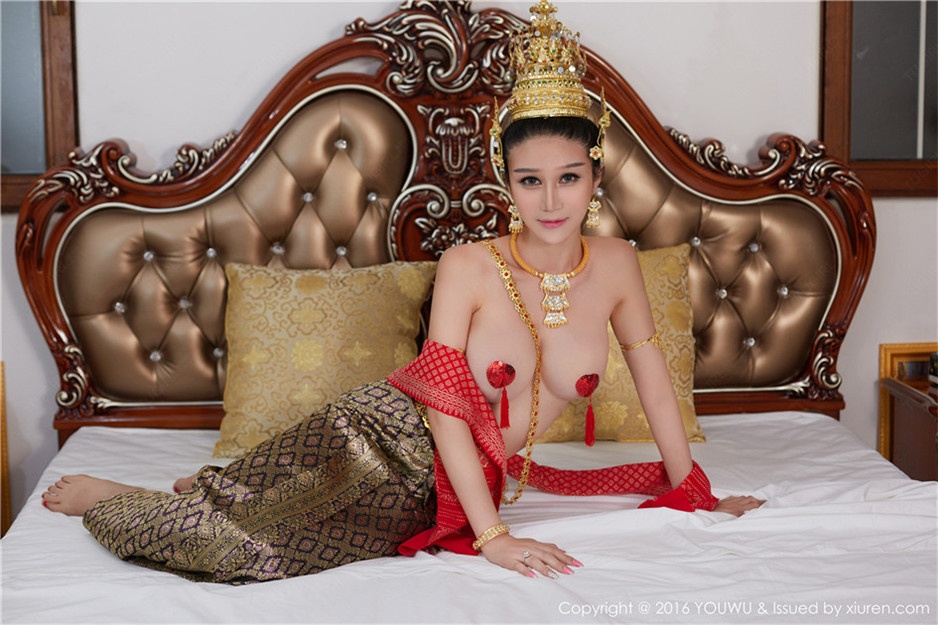 极品女神李宓儿变身性感女皇高清人体写真