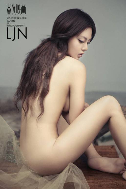 薄纱女的冷艳大胆人体艺术欣赏