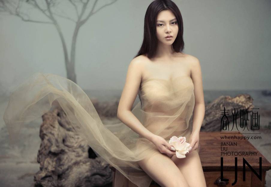 薄纱女的冷艳大胆人体艺术欣赏