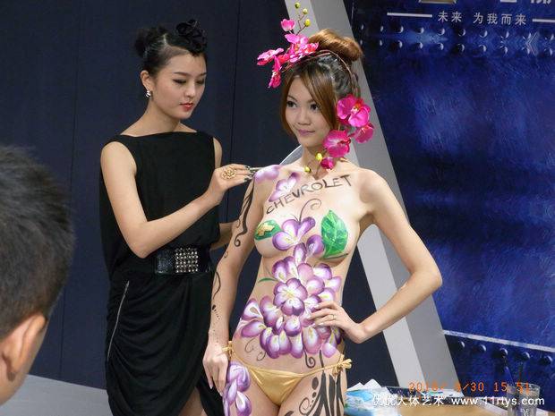 车展上的现场人体彩绘秀欣赏