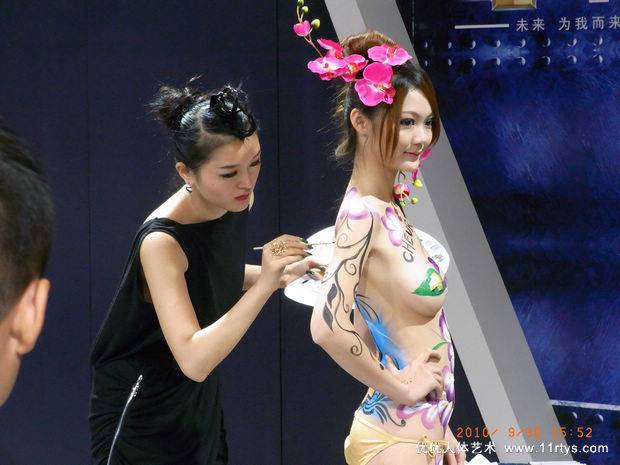 车展上的现场人体彩绘秀欣赏