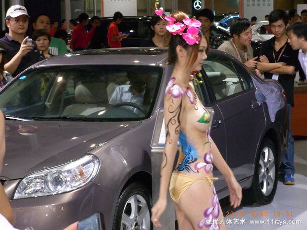 车展上的现场人体彩绘秀欣赏