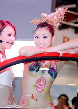 台北车展性感车模人体彩绘表演