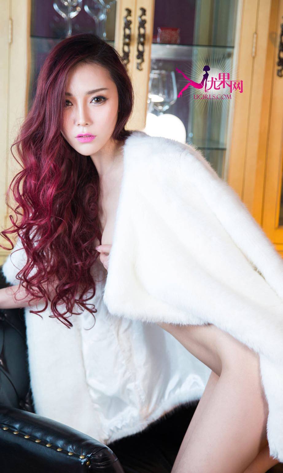 性感卷发女神木子大胆人体艺术图欣赏