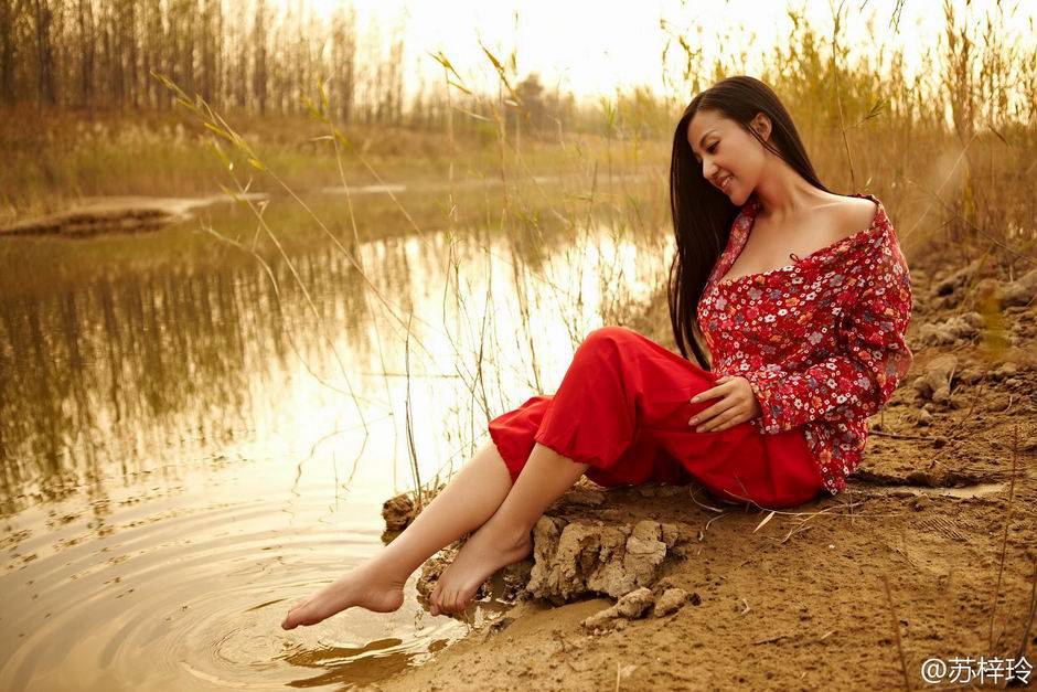 性感女神苏梓玲丰乳人体照欣赏