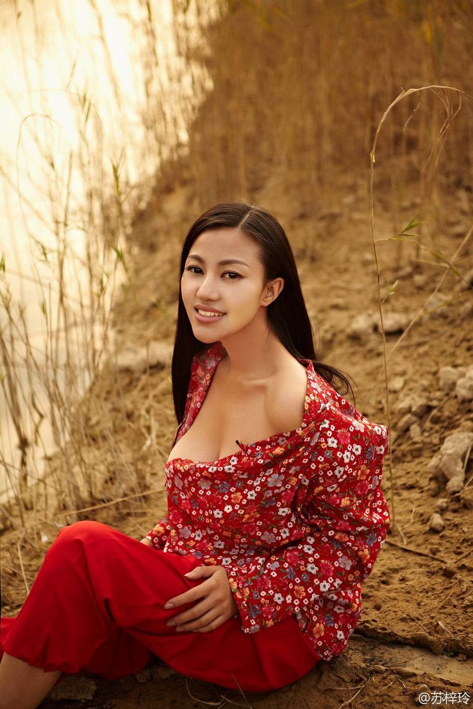 性感女神苏梓玲丰乳人体照欣赏