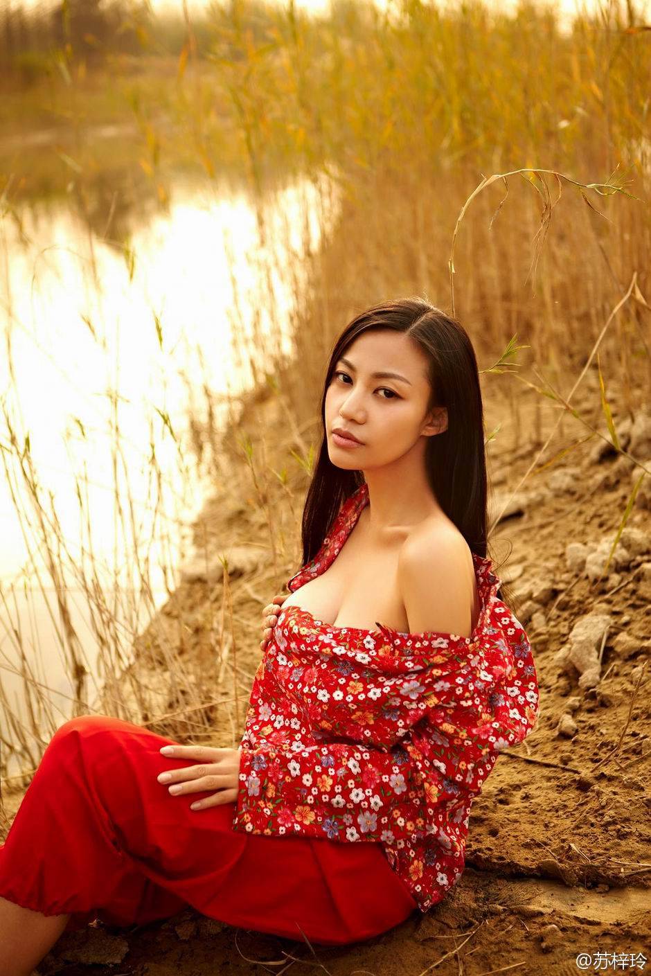 性感女神苏梓玲丰乳人体照欣赏