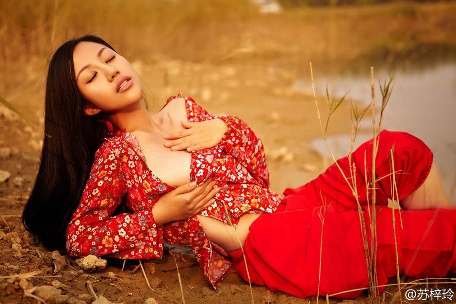 性感女神苏梓玲丰乳人体照欣赏