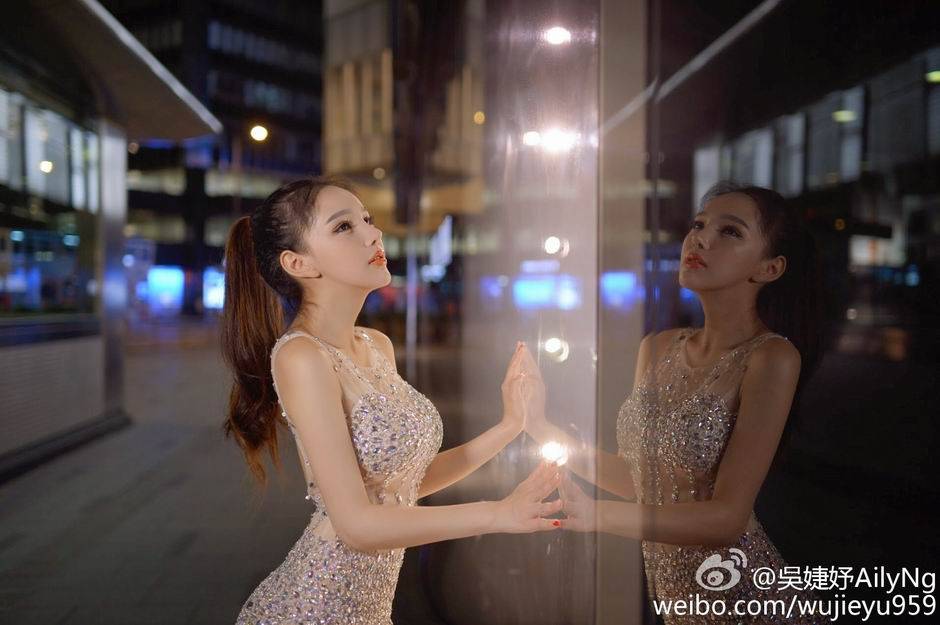 香港模特吴婕妤大胆时尚人体艺术图