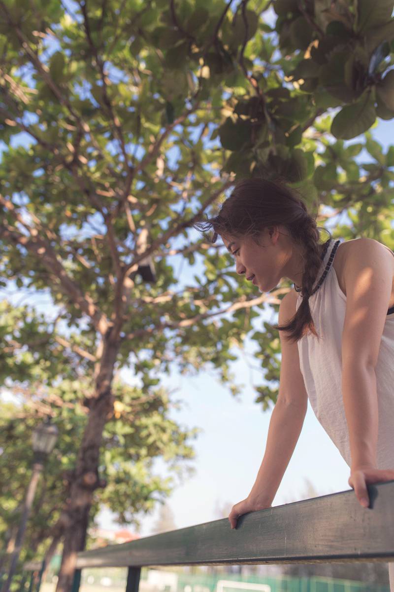 台湾甜美校花夏日人体艺术写真图片