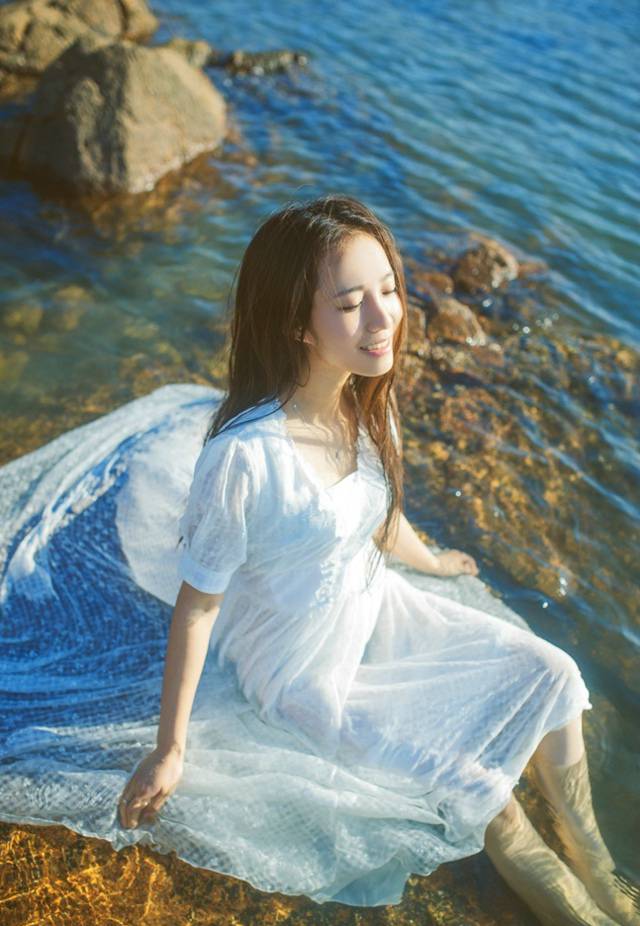 可爱台湾萌妹海边纯净人体写真