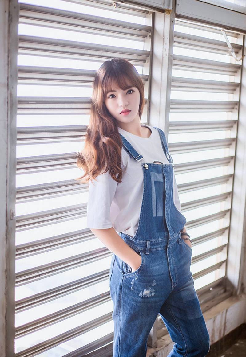 牛仔背带妹子绝美大胆人体艺术写真