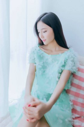 美女唯美连衣裙演绎大胆人体艺术