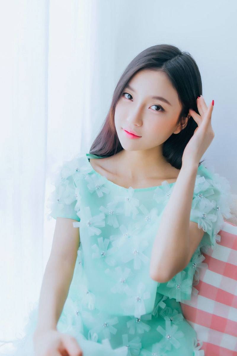 美女唯美连衣裙演绎大胆人体艺术