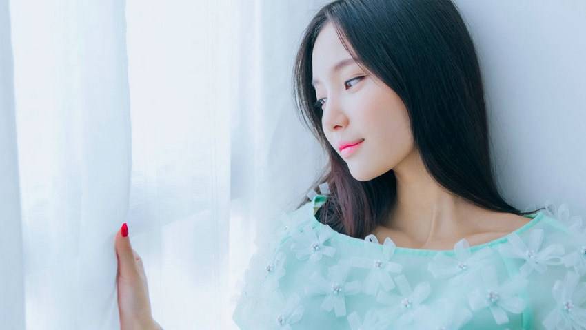 美女唯美连衣裙演绎大胆人体艺术