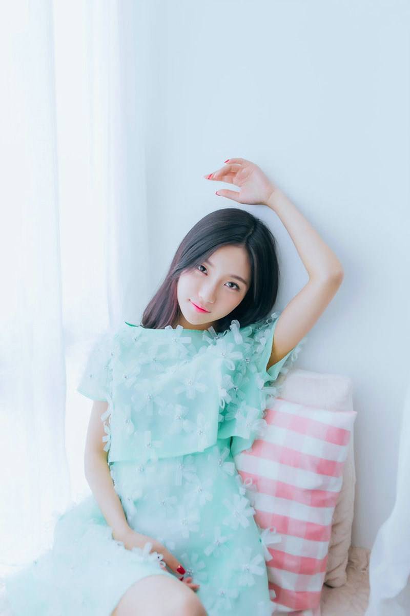 美女唯美连衣裙演绎大胆人体艺术