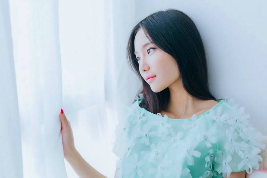 美女唯美连衣裙演绎大胆人体艺术