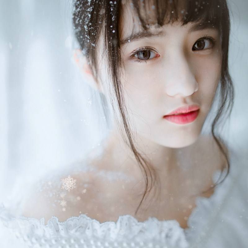 颜值高的女孩雪中唯美性感人体写真