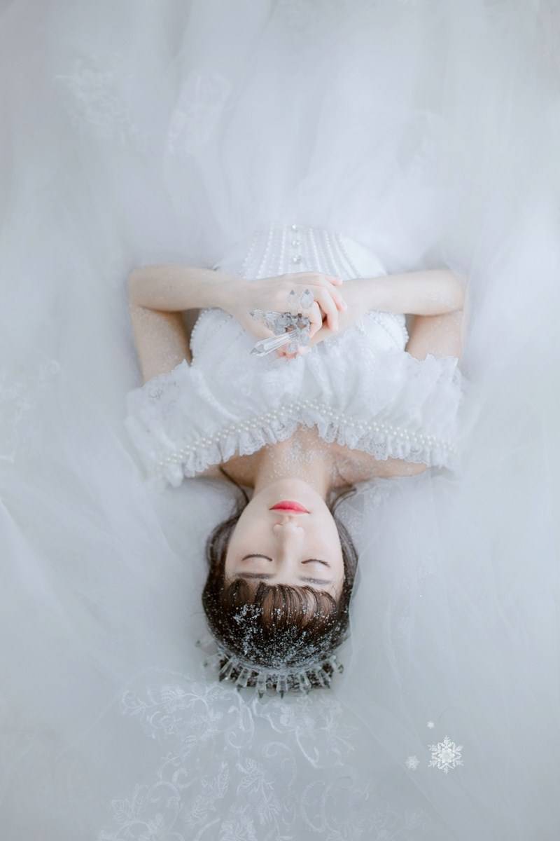 颜值高的女孩雪中唯美性感人体写真