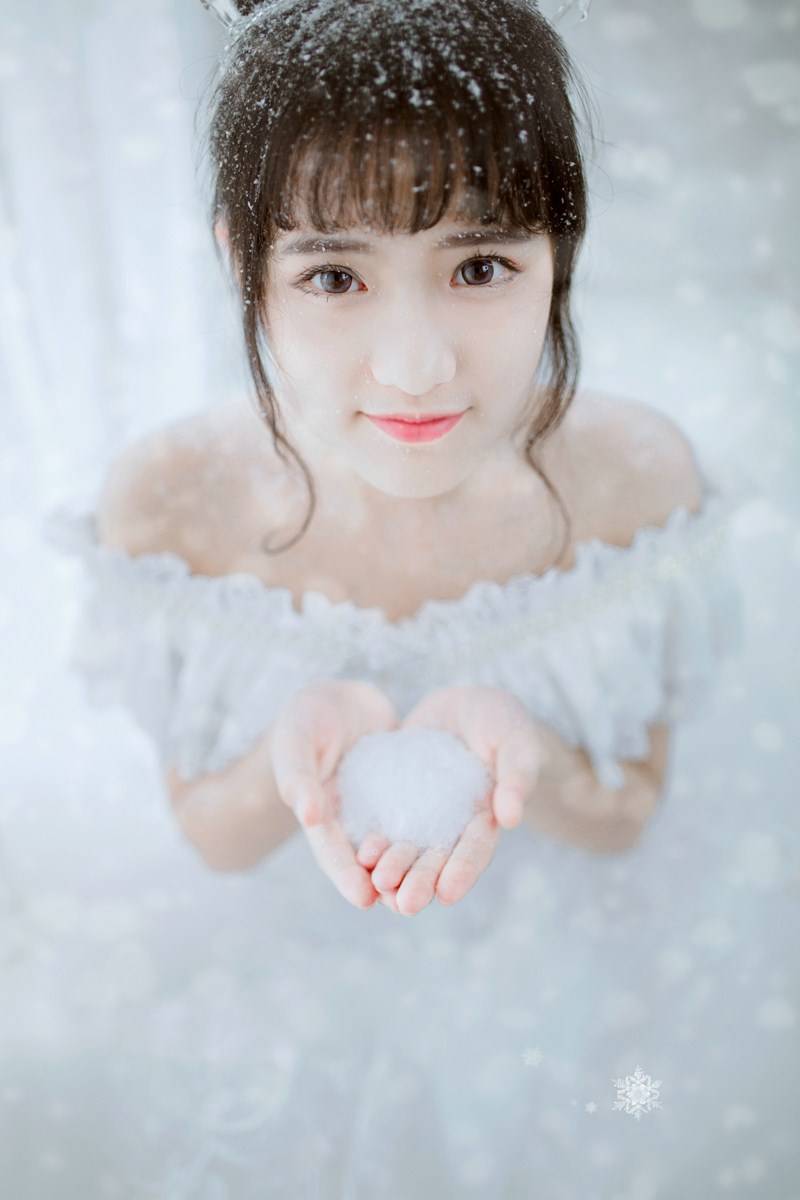 颜值高的女孩雪中唯美性感人体写真