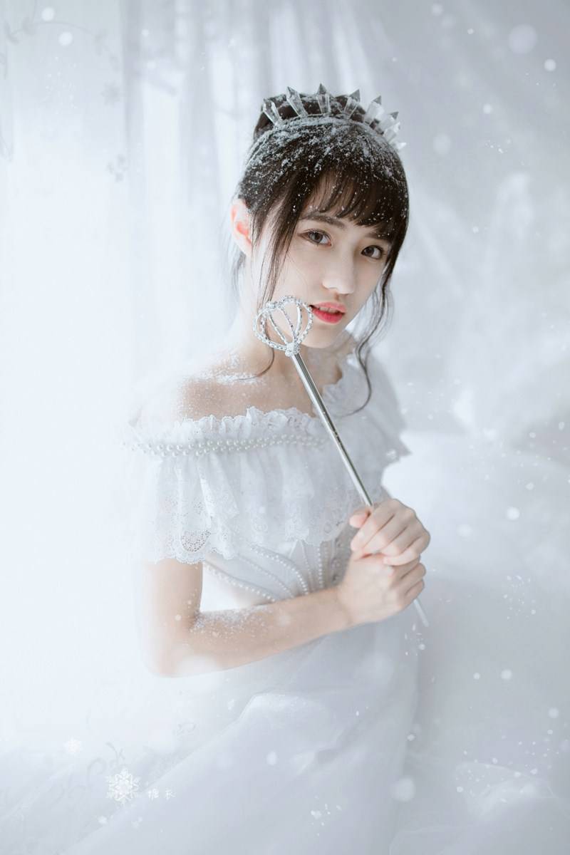 颜值高的女孩雪中唯美性感人体写真