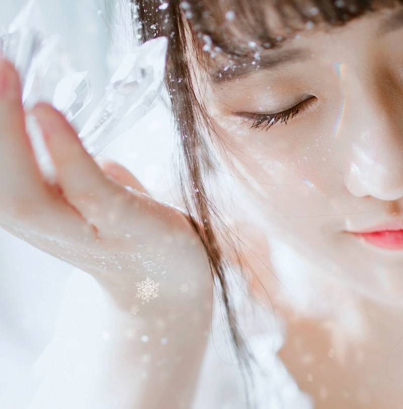 颜值高的女孩雪中唯美性感人体写真