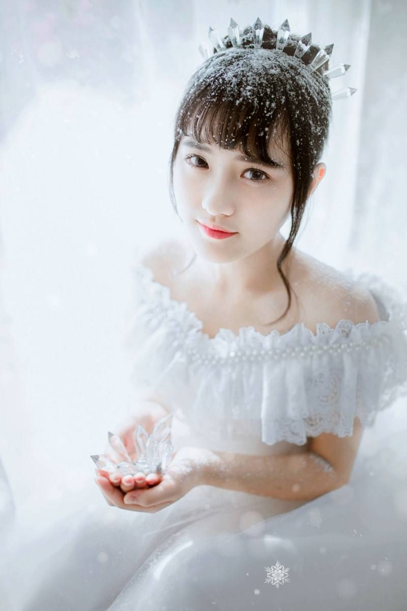 颜值高的女孩雪中唯美性感人体写真