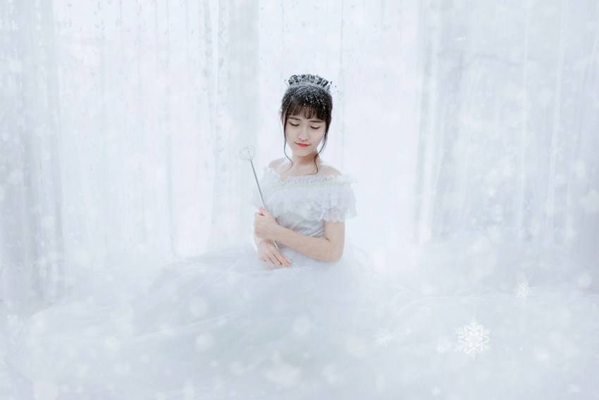 颜值高的女孩雪中唯美性感人体写真