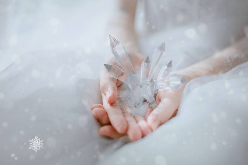 颜值高的女孩雪中唯美性感人体写真