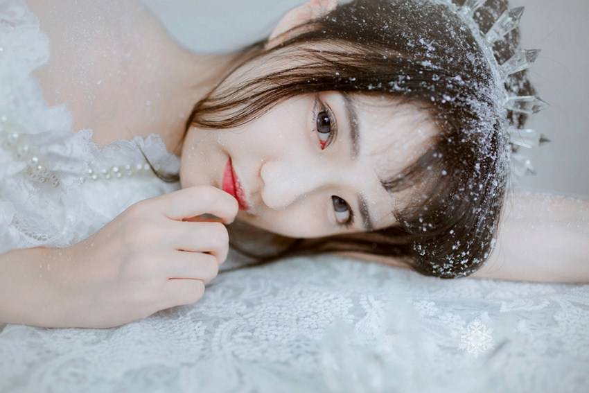 颜值高的女孩雪中唯美性感人体写真