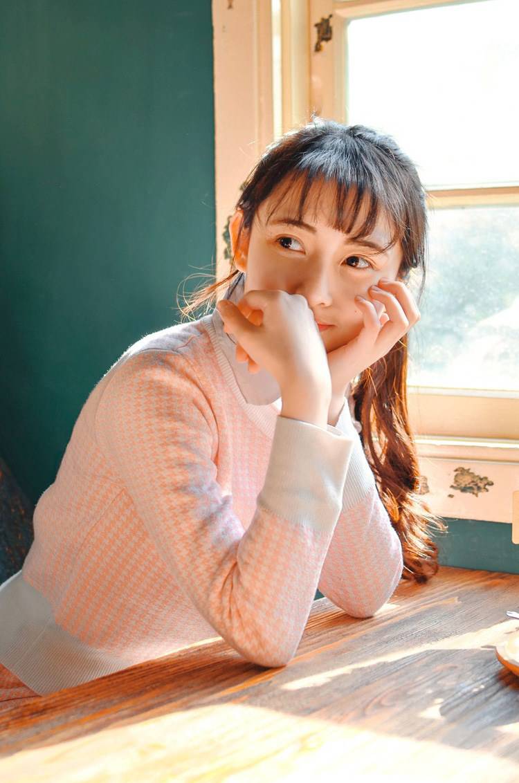 中国90后嫩模居家人体艺术写真