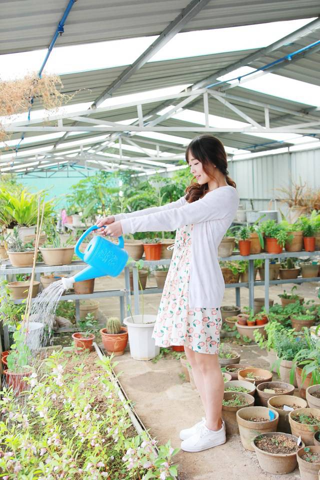 日本甜美萝莉花房人体摄影图