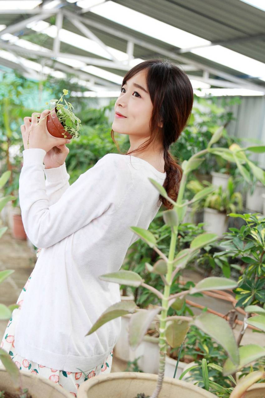 日本甜美萝莉花房人体摄影图