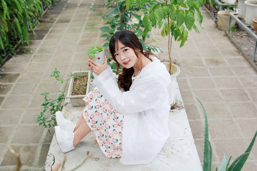 日本甜美萝莉花房人体摄影图