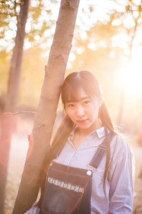 可爱甜美少女秋日唯美人体艺术写真