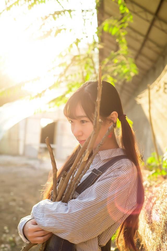 可爱甜美少女秋日唯美人体艺术写真